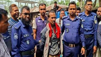 বরিশালে ইয়াবাসহ মাদক ব্যবসায়ীকে পুলিশে দিল জনতা
