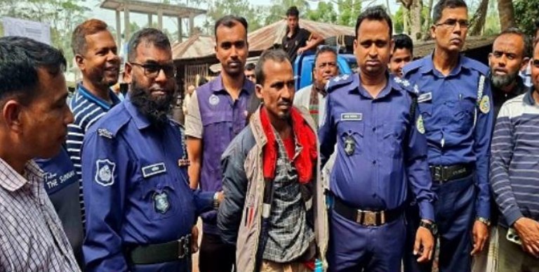 বরিশালে ইয়াবাসহ মাদক ব্যবসায়ীকে পুলিশে দিল জনতা