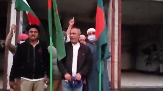 পতাকা হাতে আ.লীগ অফিসে ‘জয় বাংলা’ স্লোগান