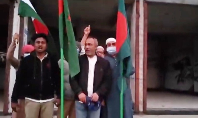 পতাকা হাতে আ.লীগ অফিসে ‘জয় বাংলা’ স্লোগান