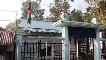 উজিরপুরে আওয়ামী লীগ কার্যালয়ে জাতীয় পতাকা উত্তোলন