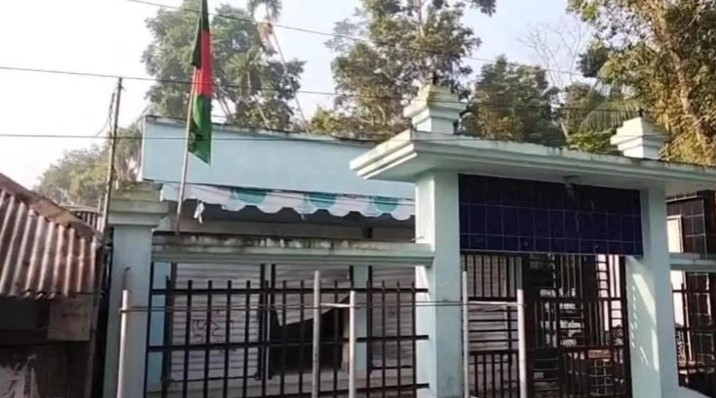 উজিরপুরে আওয়ামী লীগ কার্যালয়ে জাতীয় পতাকা উত্তোলন