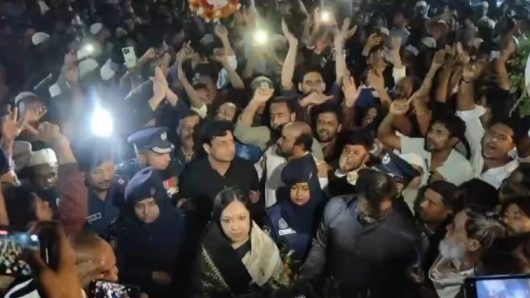 শহীদ মিনারে রুমিন ফারহানাকে বাধা, মহাসড়ক অবরোধ