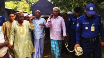 হাতকড়া পরেই মায়ের জানাজায় দুই ভাই