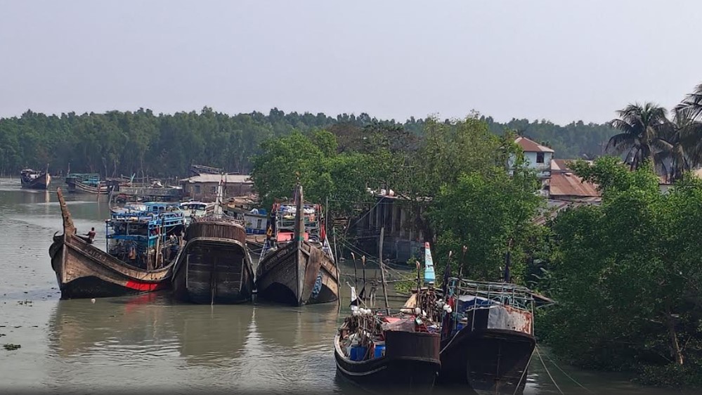 জলদস্যু আতঙ্কে থমকে আছে পাথরঘাটার মৎস্য খাত: মুক্তিপণ দিয়ে ফিরছেন জেলেরা