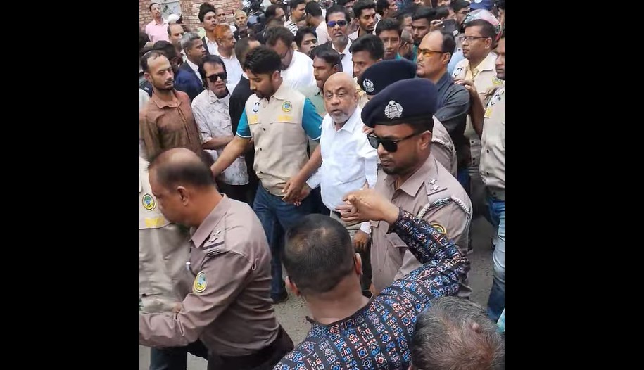 বরিশালে এজলাসে ভাঙচুর, আইনজীবী সমিতির সভাপতি গ্রেপ্তার