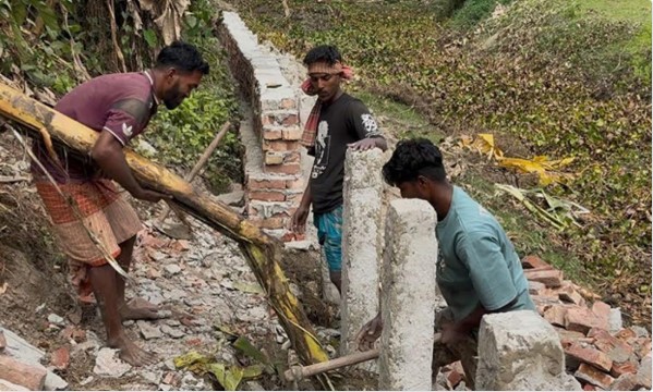 সড়ক নির্মাণে রডের পরিবর্তে ব্যবহার হচ্ছে কলাগাছ!