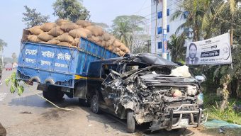 বরিশালে মাইক্রোবাস ট্রাক মুখোমুখি সংঘর্ষে আহত ১১