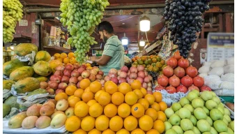রমজানে ফলের বাজারে উত্তাপ, বিপাকে মধ্যবিত্তরা