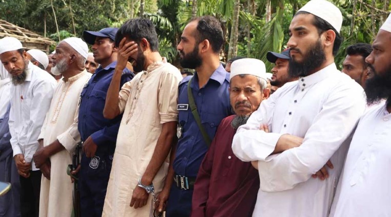 পিরোজপুরে হাতকড়া পরে বাবার জানাজায় ছেলে
