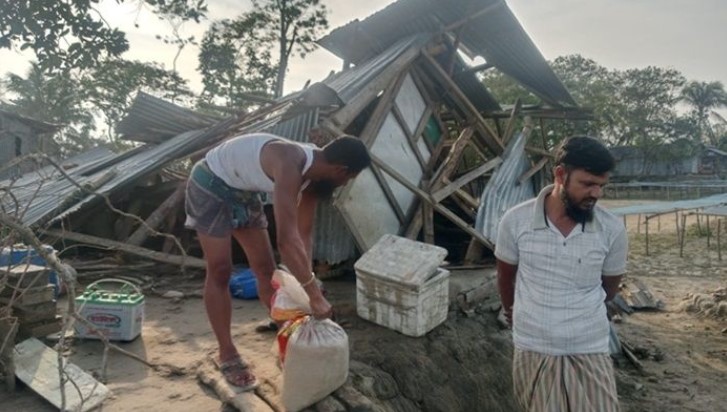 রাতের ঝড় কেড়ে নিলো অর্ধশত পরিবারের ঈদ আনন্দ
