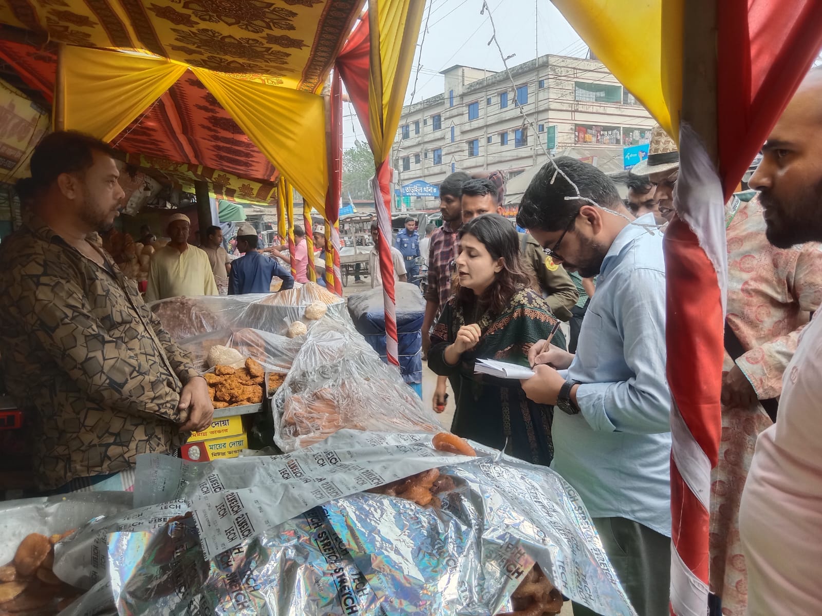 নিরাপদ খাদ্য নিশ্চিত করণে তাড়াইলে মোবাইল কোর্ট অভিযান; ৬ ব্যবসায়ীকে জরিমানা