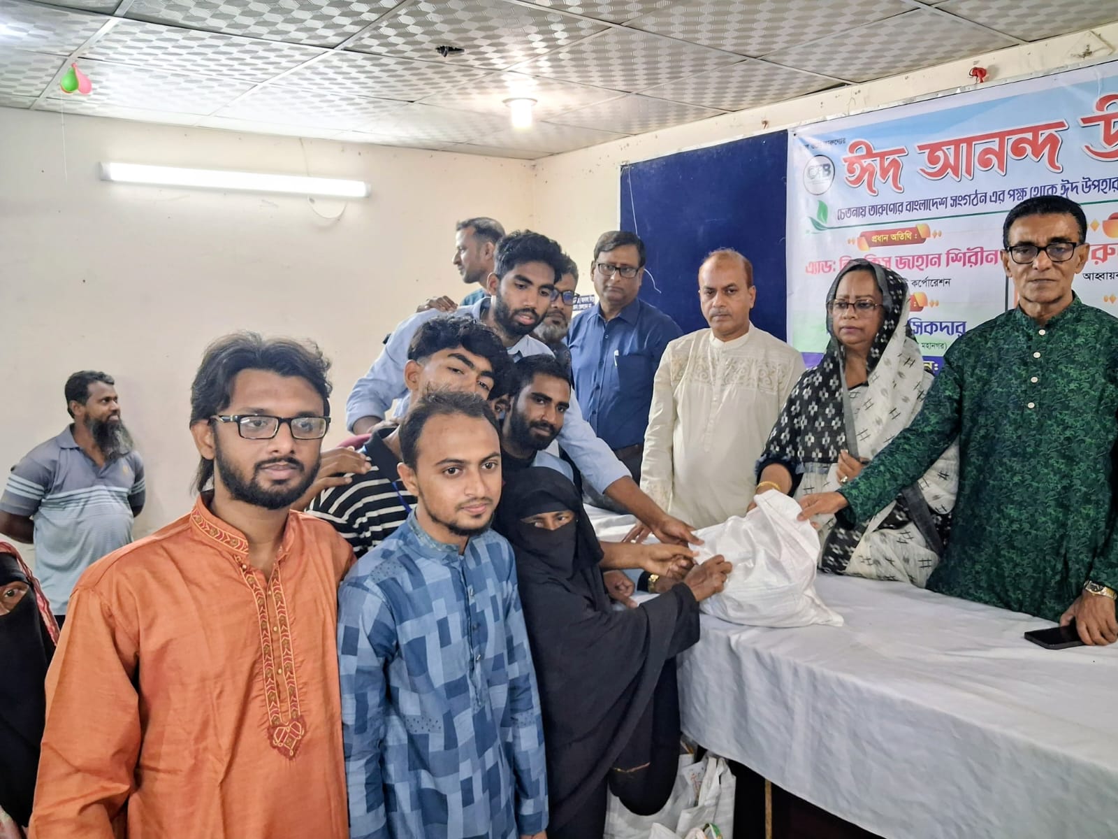 চেতনায় তারুণ্যের বাংলাদেশের উদ্যোগে বরিশালে ঈদ উপহার সামগ্রী বিতরণ