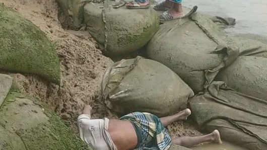 বরিশালের চাঁদপুরা ইউনিয়নে নদীর পাড়ে অজ্ঞাতনামা লাশ উদ্ধার