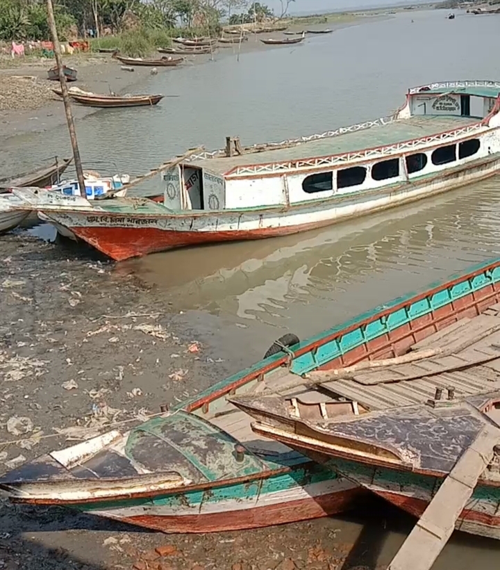 চরমোনাই-মেহেন্দিগঞ্জ যাতায়াতে চরম দুর্ভোগ: শাখা নদী খননের দাবিতে এলাকাবাসী