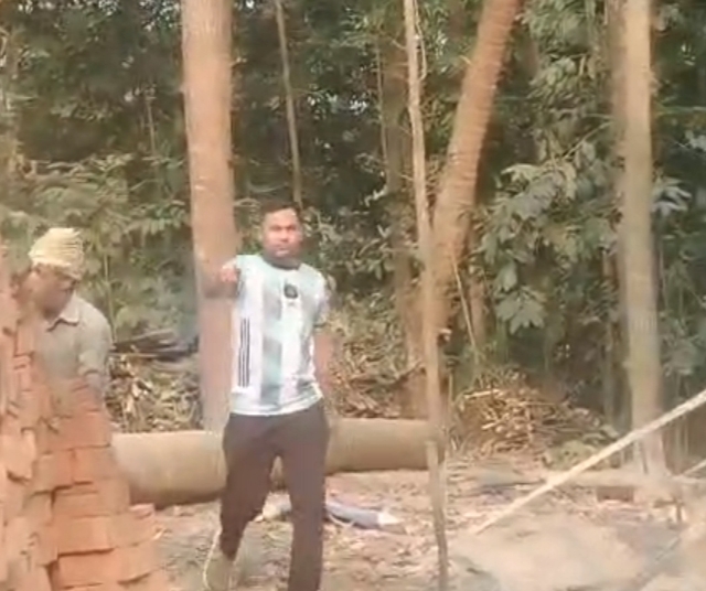 বরিশালে প্রবাসীর স্ত্রীর অভিযোগ: সেনাসদস্যের প্রভাব খাটিয়ে গালাগালি, মারধরের হুমকি ও জমি দখলের চেষ্টা; থানায় জিডি