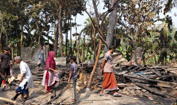 আগুনে পুড়ল আয়ের উৎস, নিভল বেঁচে থাকার আলো