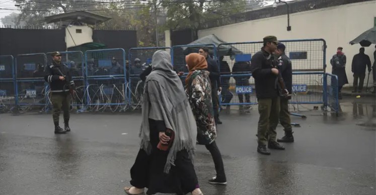খামেনি হত্যার প্রতিবাদে করাচিতে মার্কিন দূতাবাসে হামলা, গুলিতে নিহত ৮