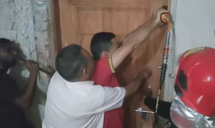 ভোররাতে ঘুম, ১২ ঘণ্টা পর দরজা ভেঙে উদ্ধার করল ফায়ার সার্ভিস