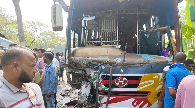বরিশালে বাস-মাইক্রোবাসের মুখোমুখি সংঘর্ষে নিহত ২