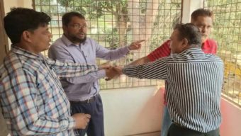 বেতন নিয়ে হিসাবরক্ষণ কর্মকর্তা ও প্রধান শিক্ষকের হাতাহাতি