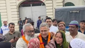 আ.লীগ নেতাকে জেলগেটে মালা পরিয়ে বরণ করলেন বিএনপির এমপি