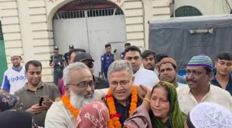 আ.লীগ নেতাকে জেলগেটে মালা পরিয়ে বরণ করলেন বিএনপির এমপি