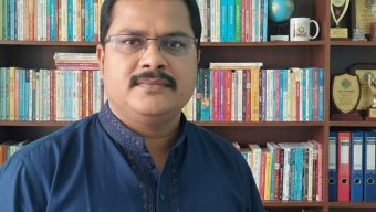তোষামোদ ও পদলেহনের সংস্কৃতি: ব্যক্তিত্ব বিসর্জনের আত্মঘাতী পথ