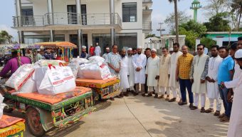 কুয়াকাটা পৌর যুবদলের সভাপতির উদ্যোগে ৪ হাজার শাড়ী বিতরণ
