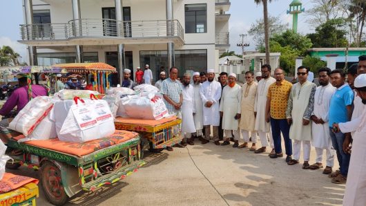 কুয়াকাটা পৌর যুবদলের সভাপতির উদ্যোগে ৪ হাজার শাড়ী বিতরণ