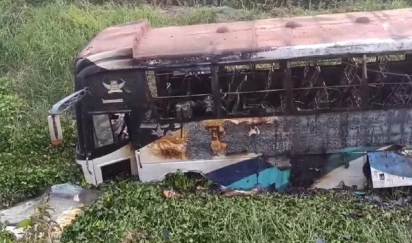 সড়ক থেকে ছিটকে আগুন লেগে গেল ঢাকাগামী বাসে