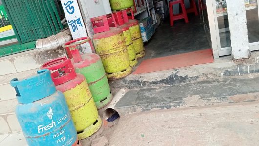 কম্পিউটার-ওষুধের দোকানে বিক্রি হচ্ছে পেট্রোল-গ্যাস সিলিন্ডার