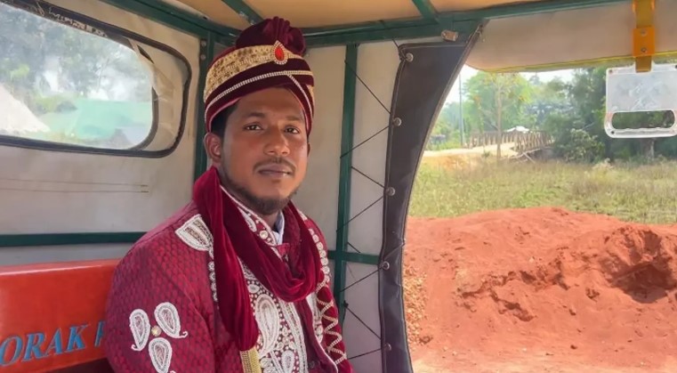 তেল সংকটে গাড়ি মিলল না, ইজিবাইকেই বিয়ে করতে গেলেন বর