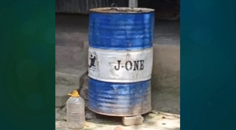 চা বিক্রেতার বাড়িতে মিলল ১২২ লিটার ডিজেল