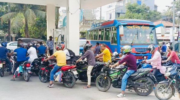 বরিশালে জ্বালানি তেলের তীব্র সংকট, বিপাকে মানুষ
