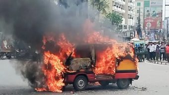 খুলনায় চলন্ত অ্যাম্বুলেন্সে আগুন