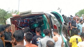 বরিশালে বাস, ইজিবাইক ও মোটরসাইকেলের ত্রিমুখী সংঘর্ষ নিহত ১, আহত ১৪