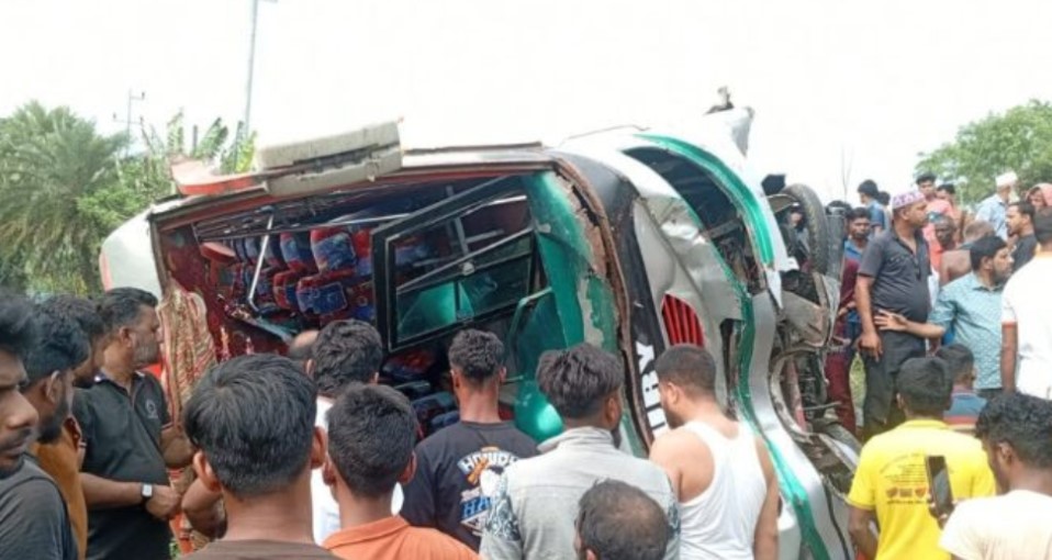 বরিশালে বাস, ইজিবাইক ও মোটরসাইকেলের ত্রিমুখী সংঘর্ষ নিহত ১, আহত ১৪