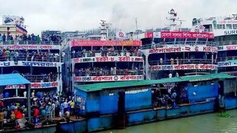 ঈদে ঘরমুখো যাত্রীদের লঞ্চের অগ্রীম টিকিট কাটতে কাউন্টারে ভিড়