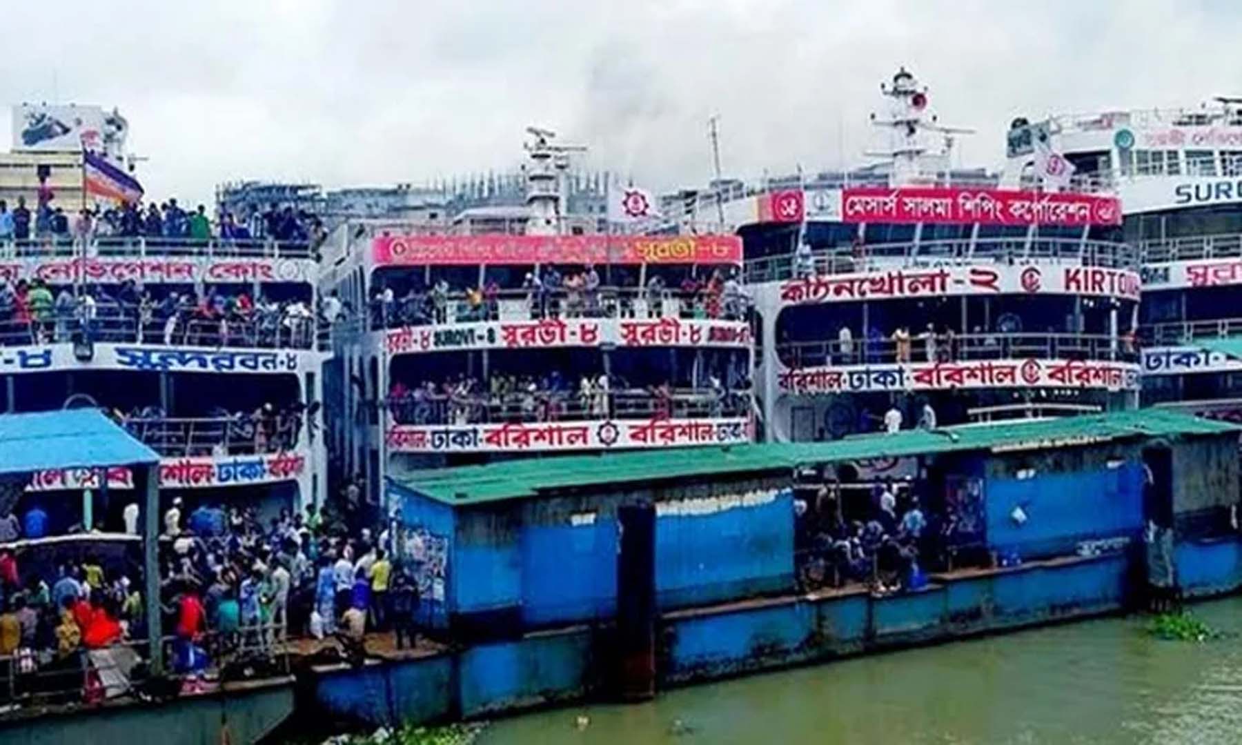 ঈদে ঘরমুখো যাত্রীদের লঞ্চের অগ্রীম টিকিট কাটতে কাউন্টারে ভিড়