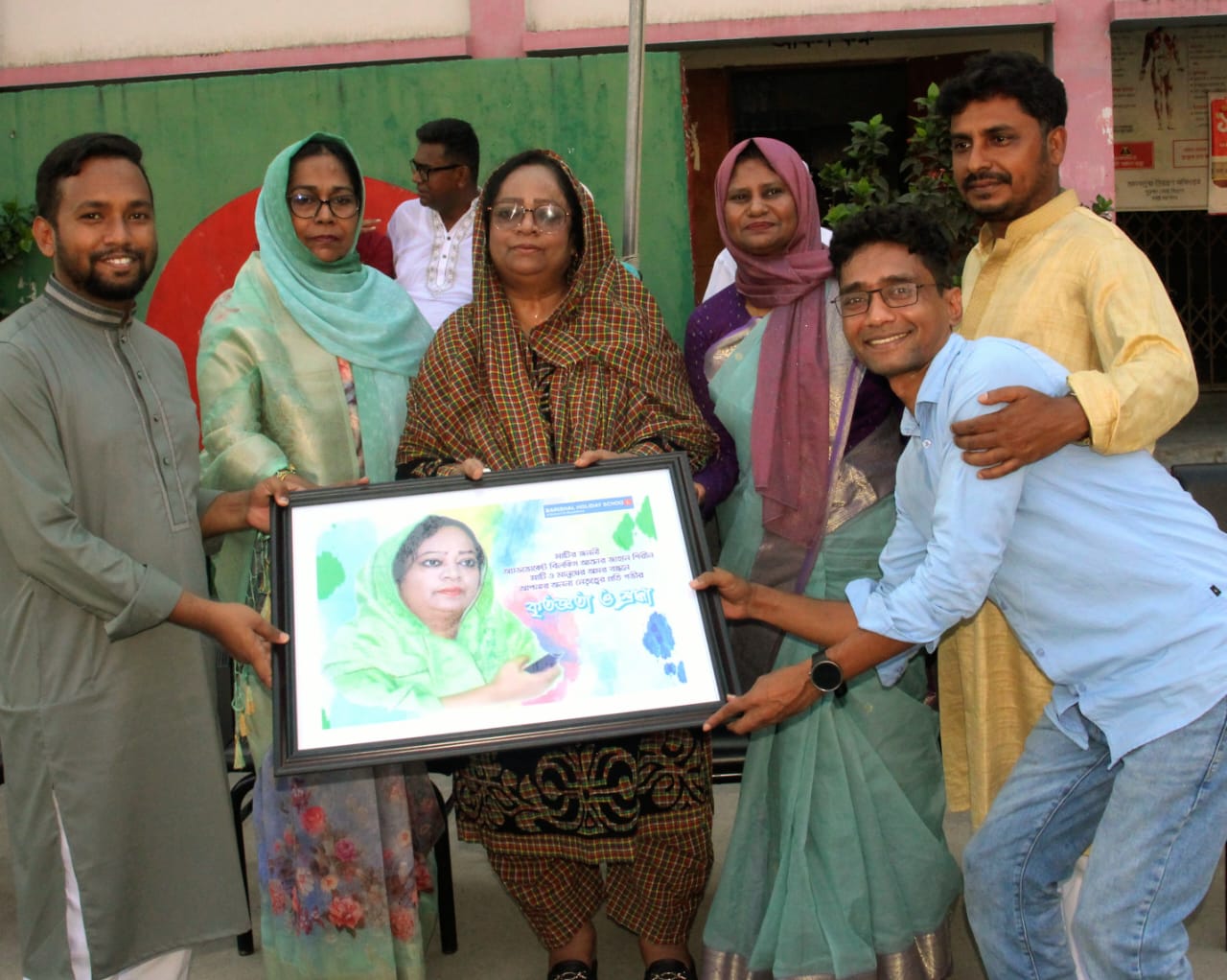 অ্যাডভোকেট শিরীনকে “মাটির জননী” খেতাব দিলো বরিশাল হলিডে স্কুল