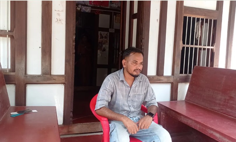 বিয়ের স্বীকৃতির দাবিতে প্রেমিকার বাড়িতে প্রেমিকের অনশন