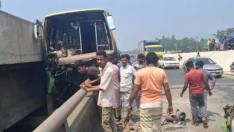 বাসের চাকা ফেটে সেতুতে ধাক্কা, চালকসহ নিহত ৩