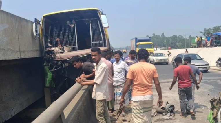 বাসের চাকা ফেটে সেতুতে ধাক্কা, চালকসহ নিহত ৩