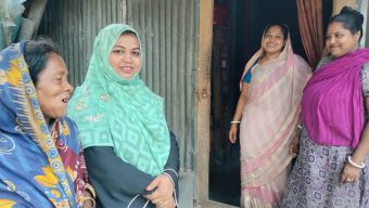 ভোট চাইতে সাধারণ মানুষের দ্বারে দ্বারে কাউন্সিলর প্রার্থী সাবরিনা