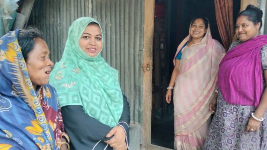 ভোট চাইতে সাধারণ মানুষের দ্বারে দ্বারে কাউন্সিলর প্রার্থী সাবরিনা