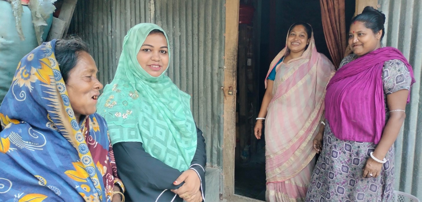 ভোট চাইতে সাধারণ মানুষের দ্বারে দ্বারে কাউন্সিলর প্রার্থী সাবরিনা