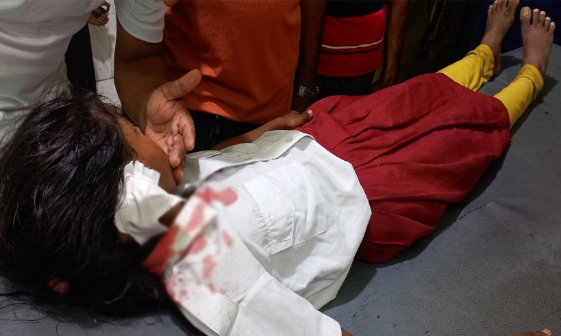 ক্লাস চলাকালে ফ্যানের পাখা ভেঙে পড়ে ২ শিক্ষার্থী আহত