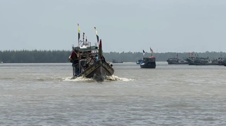 সরকারি মূল্যে ডিজেল পেয়ে সমুদ্রযাত্রায় উপকূলের জেলেরা