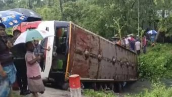 ভোলায় নিয়ন্ত্রণ হারিয়ে যাত্রীবাহী বাস খাদে